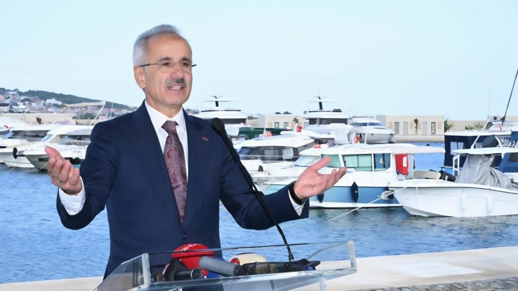 abdulkadir uraloglundan mersin limani aciklamasi kapasitesi 36 milyon teuya ulasacak MTb4ubPY