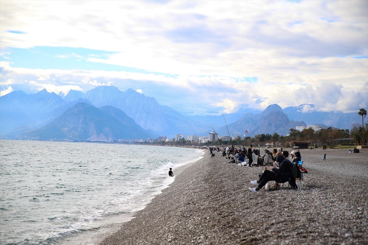 antalya sahilleri yeni yilin ilk haftasinda da dolu 4 EvpwXkSI