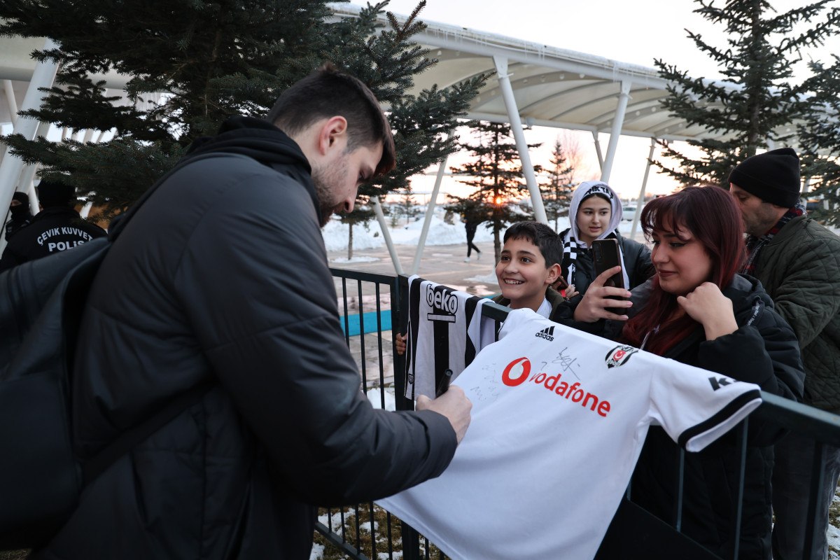 besiktasi sivasta az sayida futbolsever karsiladi 1 zlAipq2h