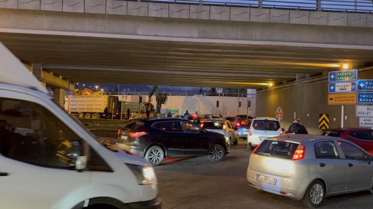 boluda kamyondaki yukler alt gecide takildi trafik kilitlendi 0 nl3Y67HG