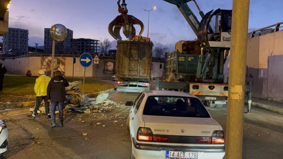 boluda kamyondaki yukler alt gecide takildi trafik kilitlendi 1 XGOMqkTA