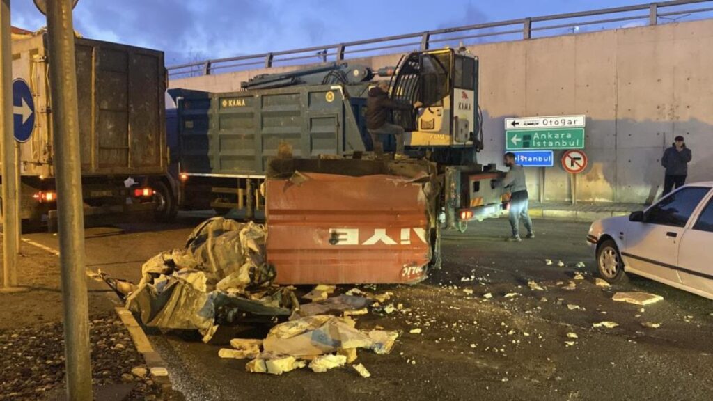 boluda kamyondaki yukler alt gecide takildi trafik kilitlendi m2nkiAf2