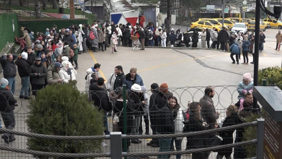 bursada uludaga cikmak isteyenler metrelerce kuyruk olusturdu 0 7QkakGMW