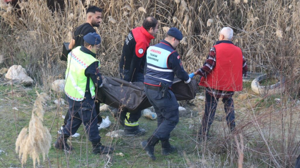 denizlide traktor dere yatagina dustu dede oldu torunu kurtuldu MDiFZH5Z