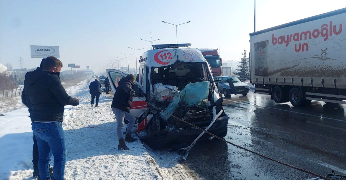 erzurumda zincirleme kaza saglik calisanlari yaralandi 0 3kbsLn1K