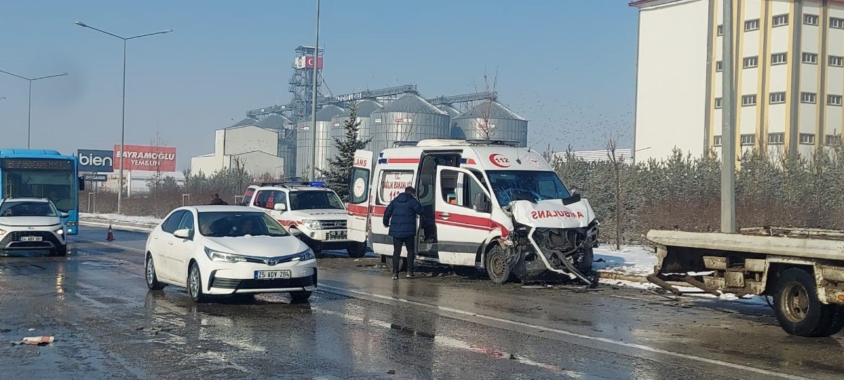 erzurumda zincirleme kaza saglik calisanlari yaralandi 1 dvGkAaUr