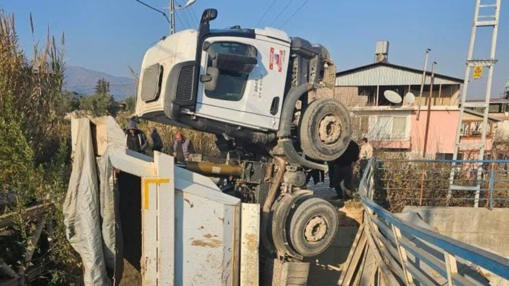 hatayda kopru coktu kamyon dereye dustu JansYjPC