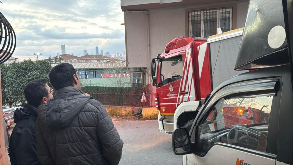 istanbulda camasir makinesi kapiyi kapatinca yardima itfaiye kostu 19uaqDwH