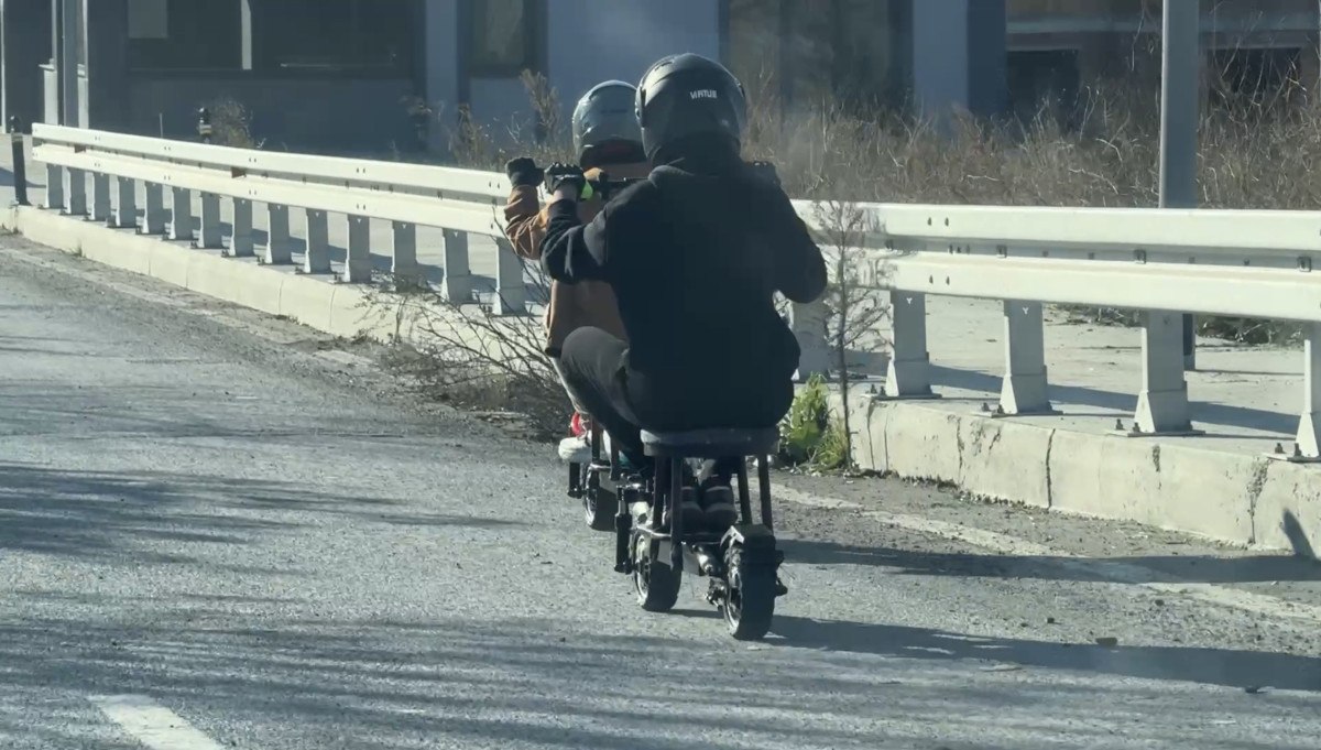 istanbulda taburenin uzerine oturarak elektrikli scooter kullanan sahislar trafigi tehlikeye atti 0 qg1YLJWZ