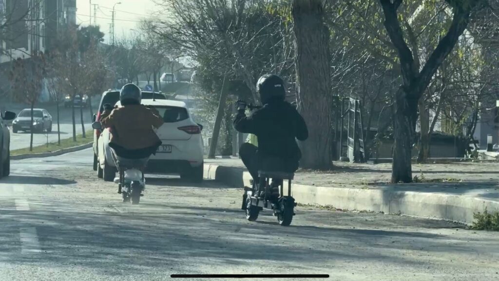 istanbulda taburenin uzerine oturarak elektrikli scooter kullanan sahislar trafigi tehlikeye atti 4pt2VePB