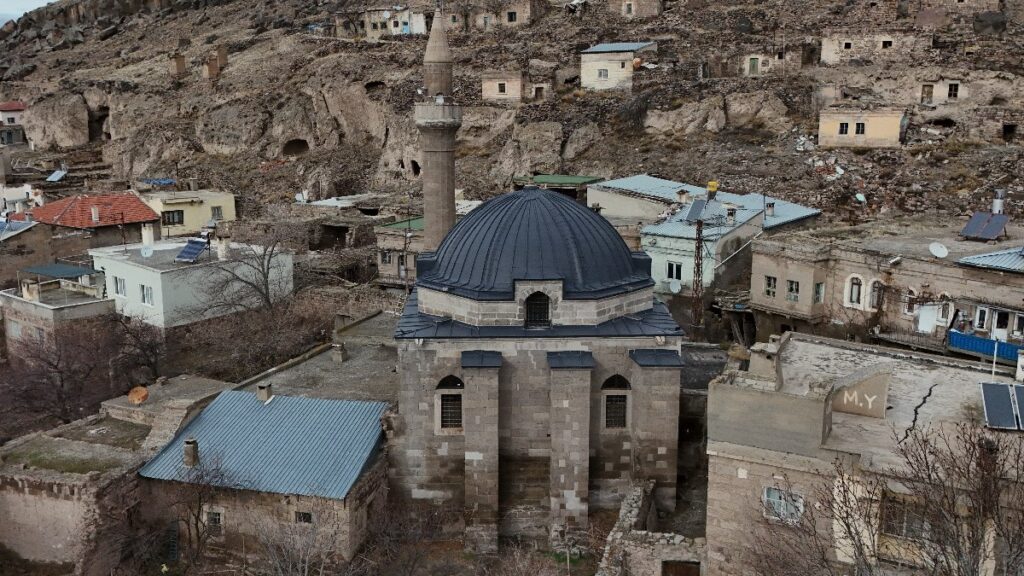 kayseride 571 yillik cami ihtisamiyla goz kamastiriyor CYjCnGxe