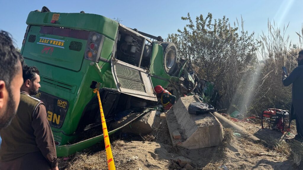 pakistanda feci kaza yolcu otobusu devrildi Ah91pjTZ