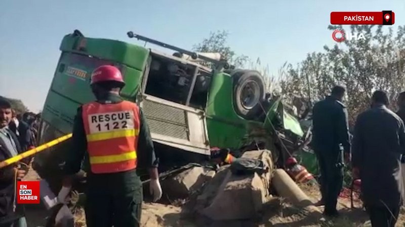 pakistanda feci kaza yolcu otobusu devrildi kRev3Pg2