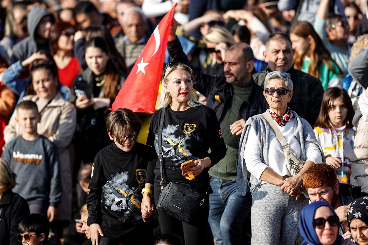 soloturk hazirladigi video klipte ferdi tayfuru sarkisiyla andi 4