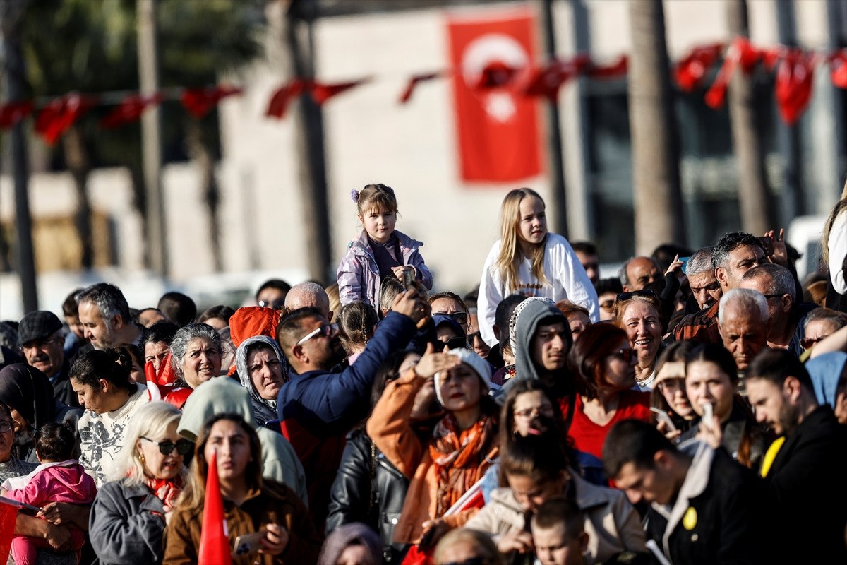 soloturk hazirladigi video klipte ferdi tayfuru sarkisiyla andi 6 RSDATuGE