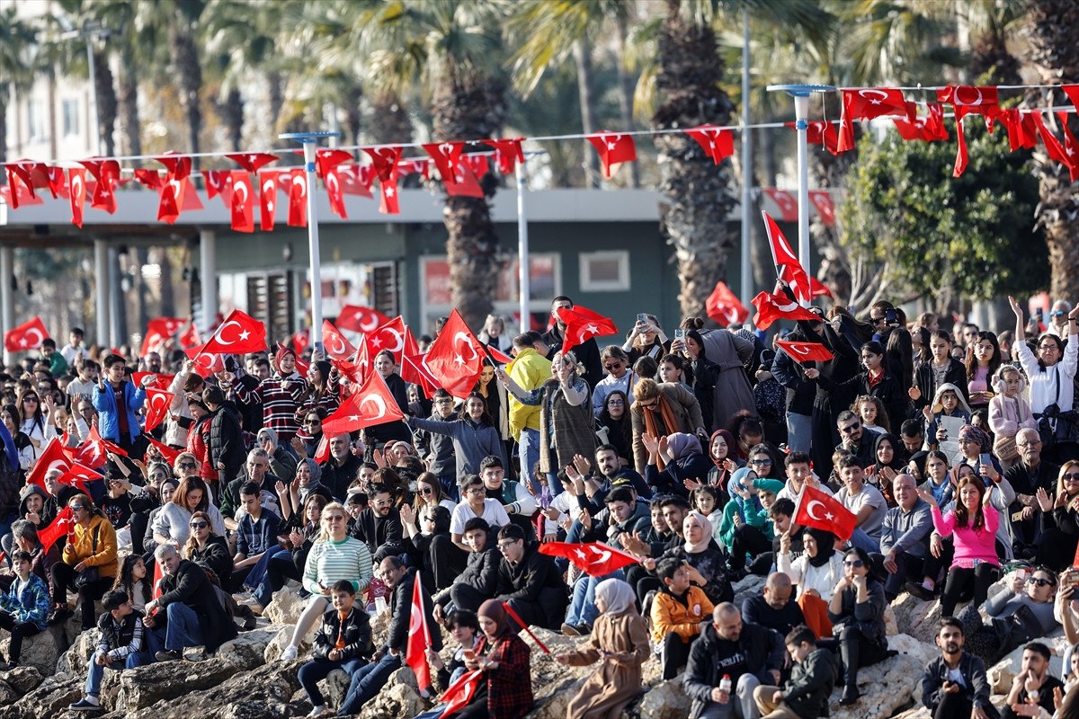 soloturk hazirladigi video klipte ferdi tayfuru sarkisiyla andi 7 r4cnFK94