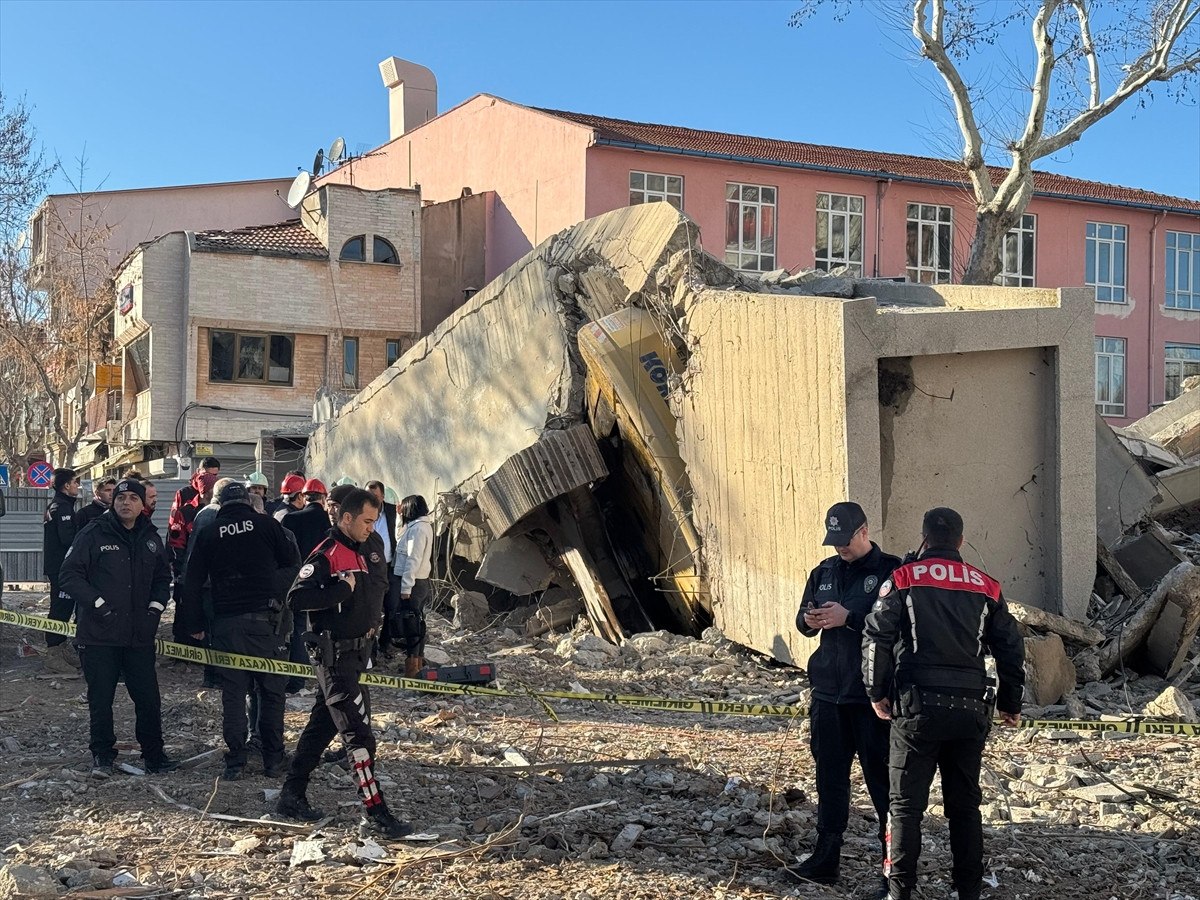 usakta bina yikimda is makinesinin uzerine coktu operator enkaz altinda kaldi 1 gUTSziJy