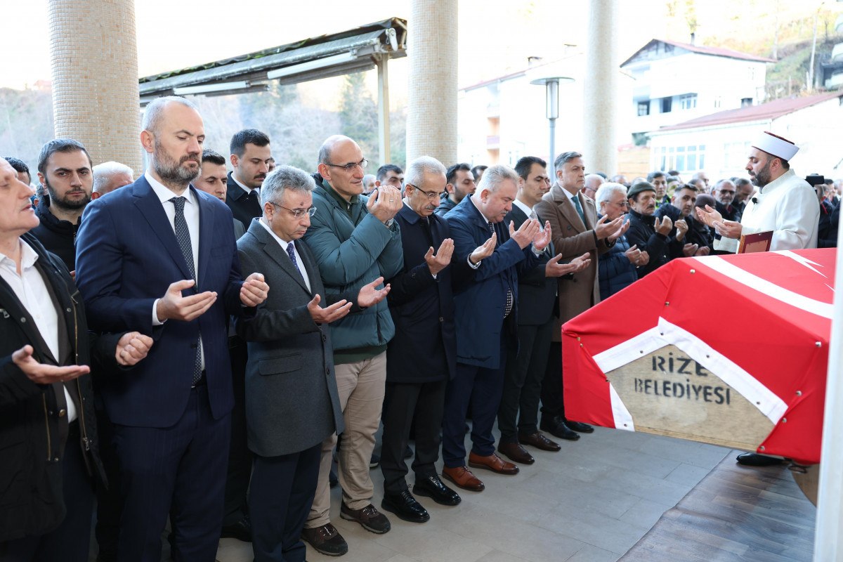 abdulkadir uraloglu rizede silahli saldiriya ugrayan ptt gorevlilerinin cenaze torenine katildi 7 KBbp8XeN