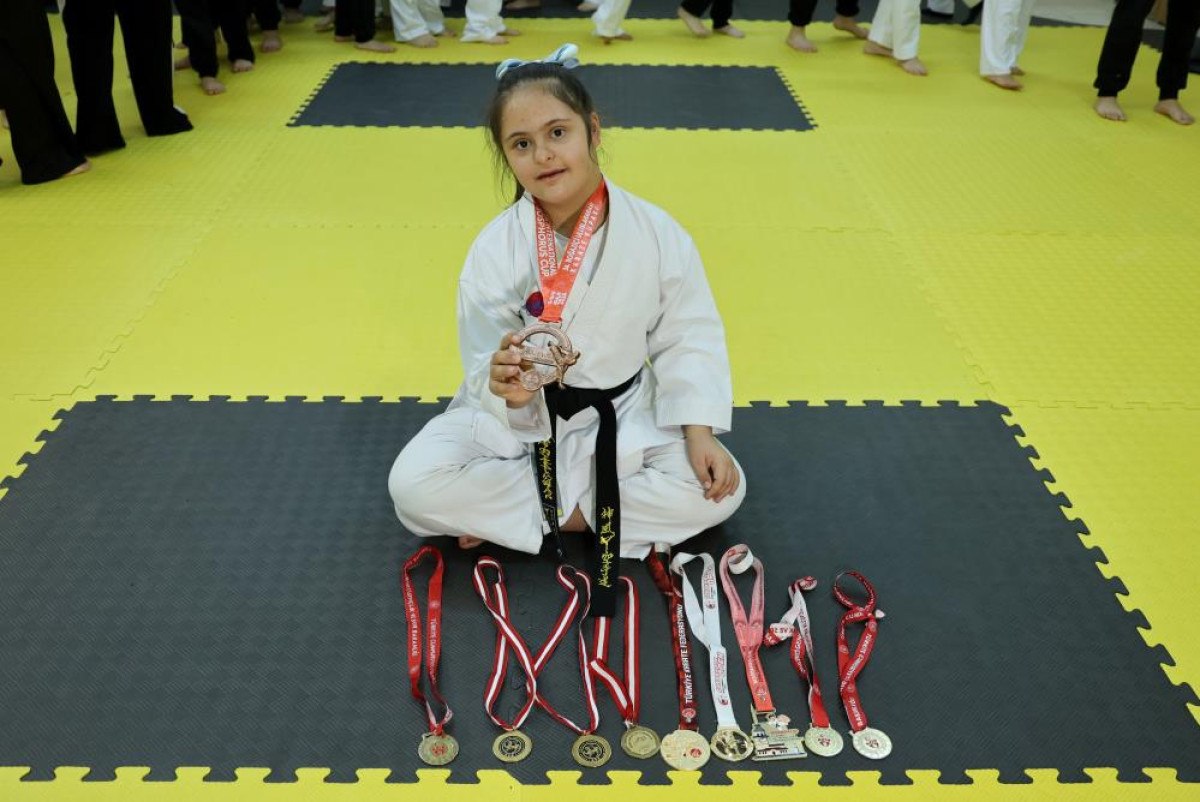 adanada down sendromlu aysegul ailesinin destegiyle karate sampiyonu oldu 0 J9eDd8eC