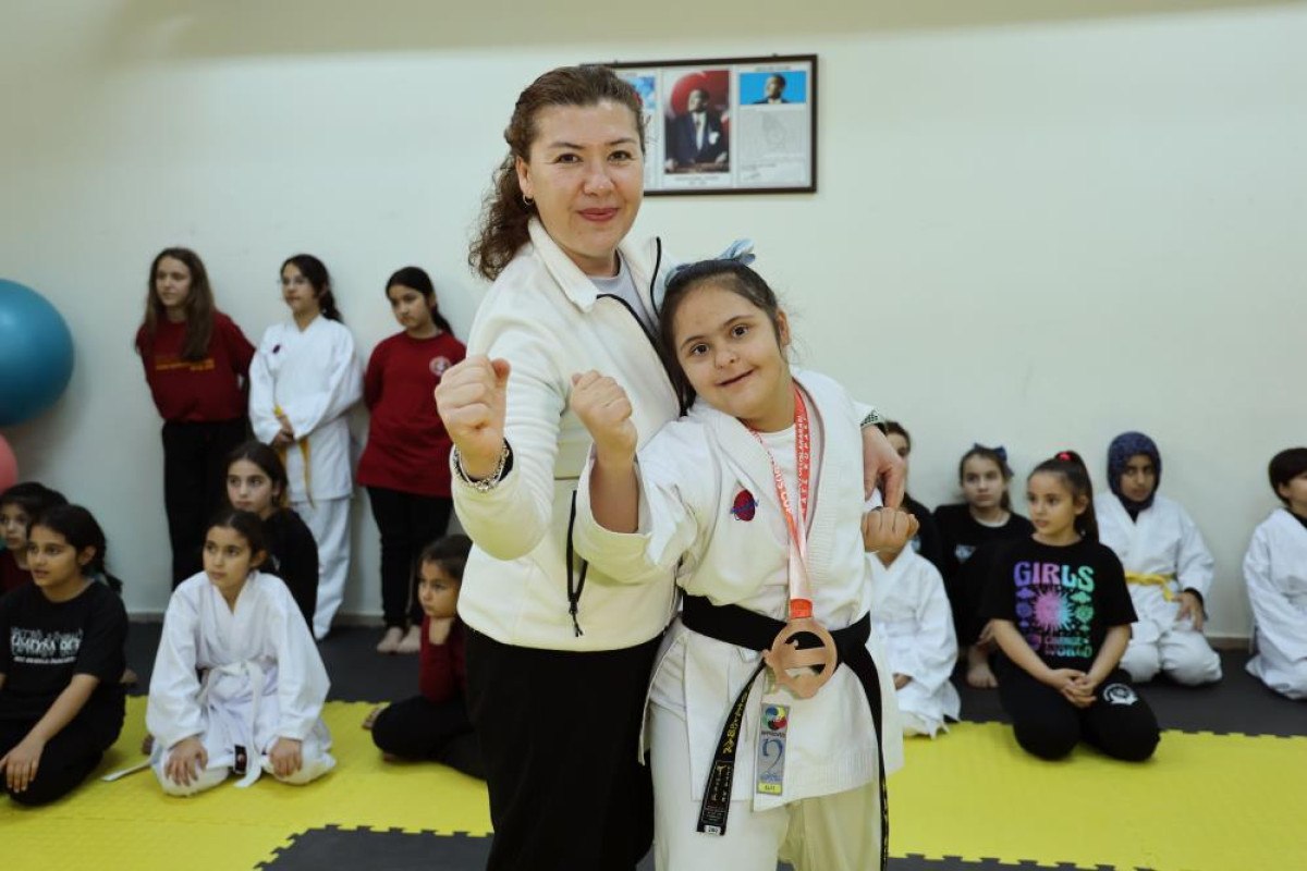 adanada down sendromlu aysegul ailesinin destegiyle karate sampiyonu oldu 3 E7c5M26H