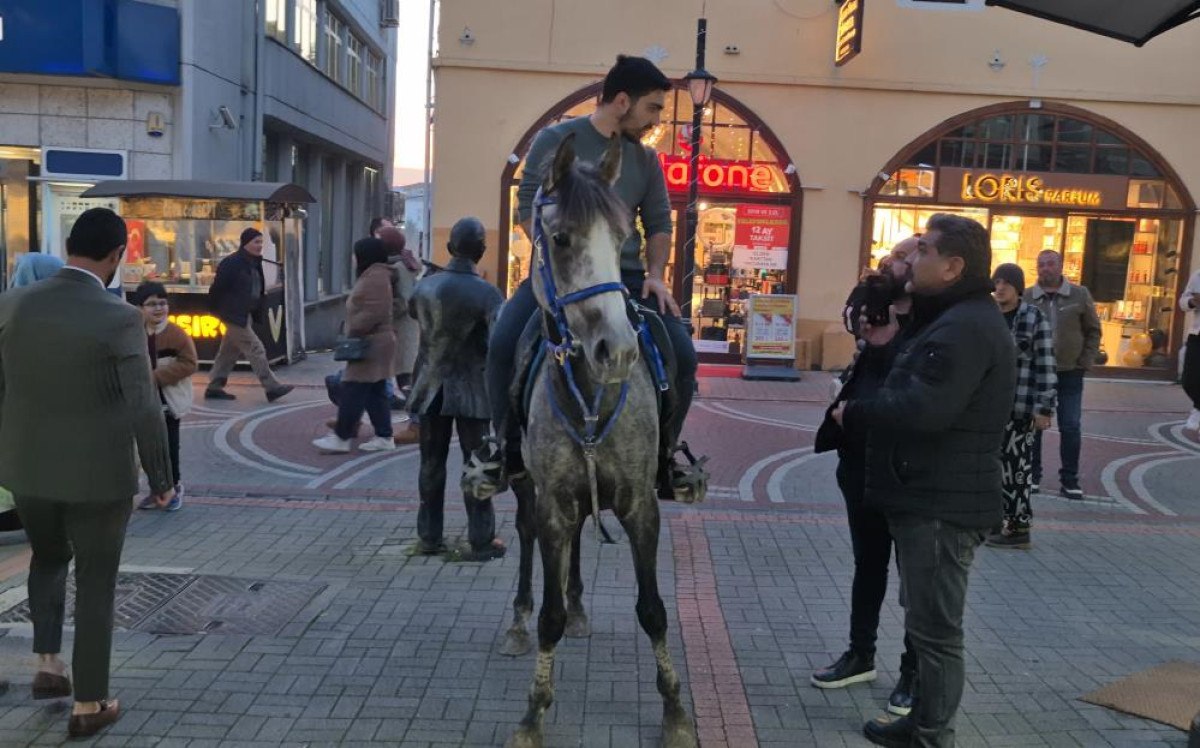 bartinda kalabalik caddeye atla giren sahsa polis engeli 0 ESIGZaJ1