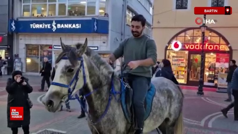 bartinda kalabalik caddeye atla giren sahsa polis engeli NZZXCe11