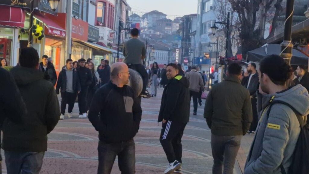 bartinda kalabalik caddeye atla giren sahsa polis engeli tNVrsUdg