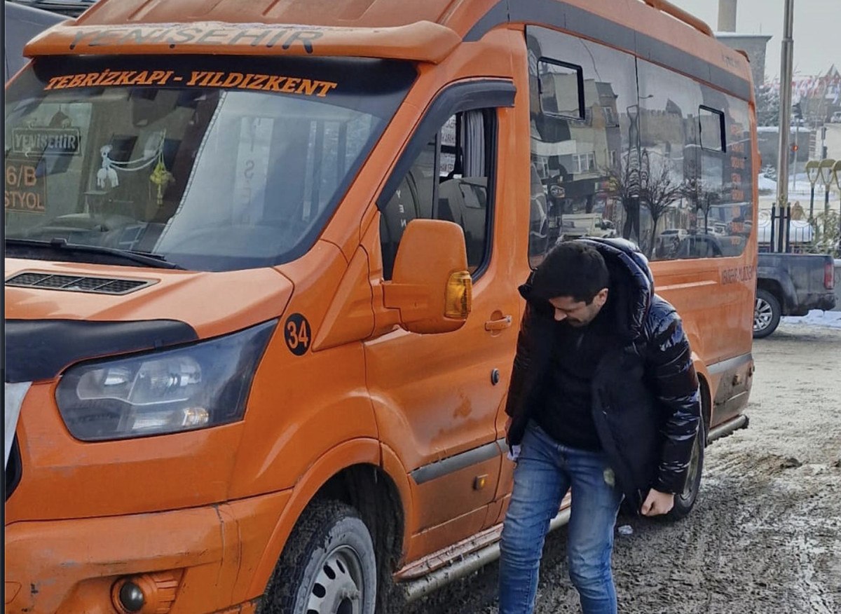 erzurumda minibusunde sosyal medya kullanmayi yasakladi 0