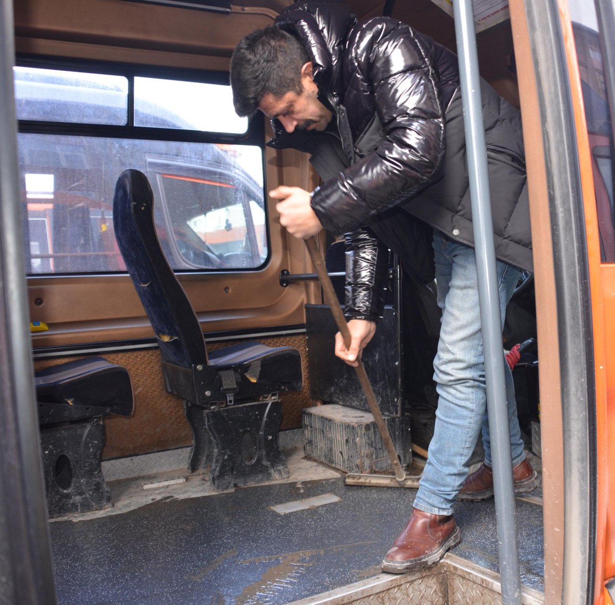 erzurumda minibusunde sosyal medya kullanmayi yasakladi 1