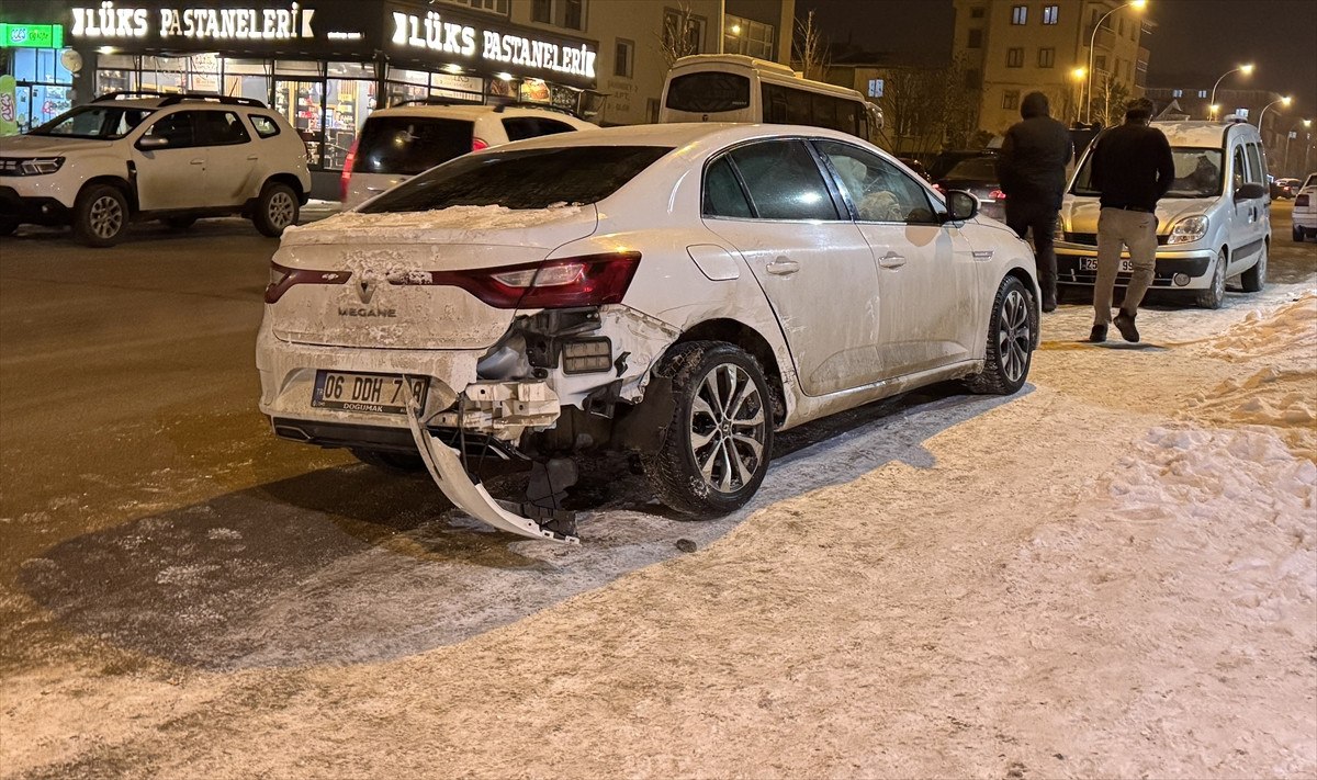 erzurumda zincirleme kazada 4 kisi yaralandi 0 RfD774zw