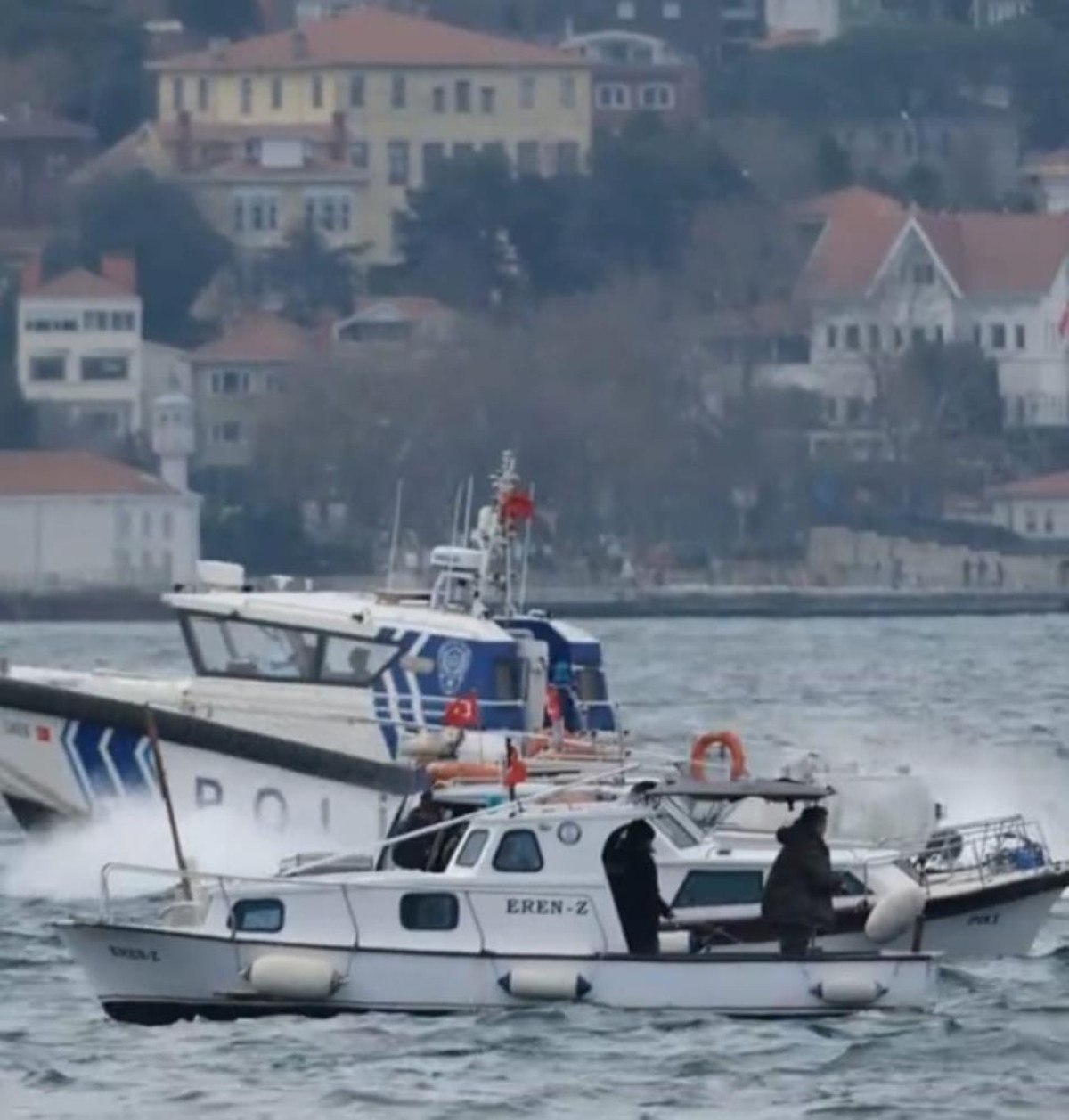 istanbul bogazinda dalga nedeniyle denize dusen balikci kurtarildi 0 CaeJ5XrG