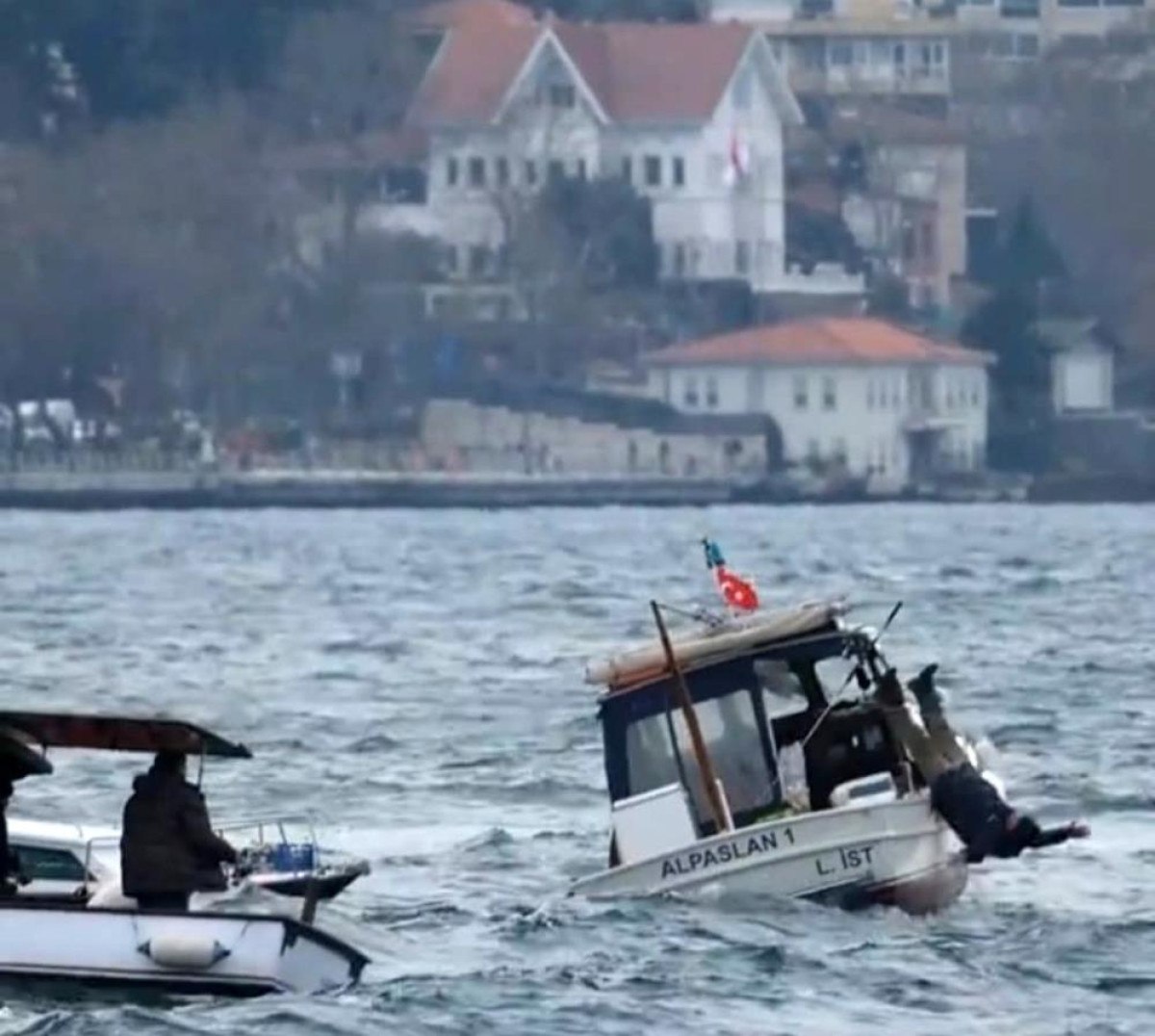 istanbul bogazinda dalga nedeniyle denize dusen balikci kurtarildi 1 eY7vWEM9