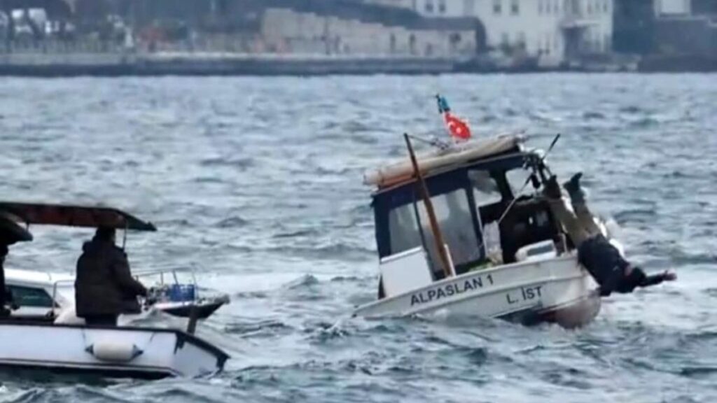 istanbul bogazinda dalga nedeniyle denize dusen balikci kurtarildi KJO4u6Np