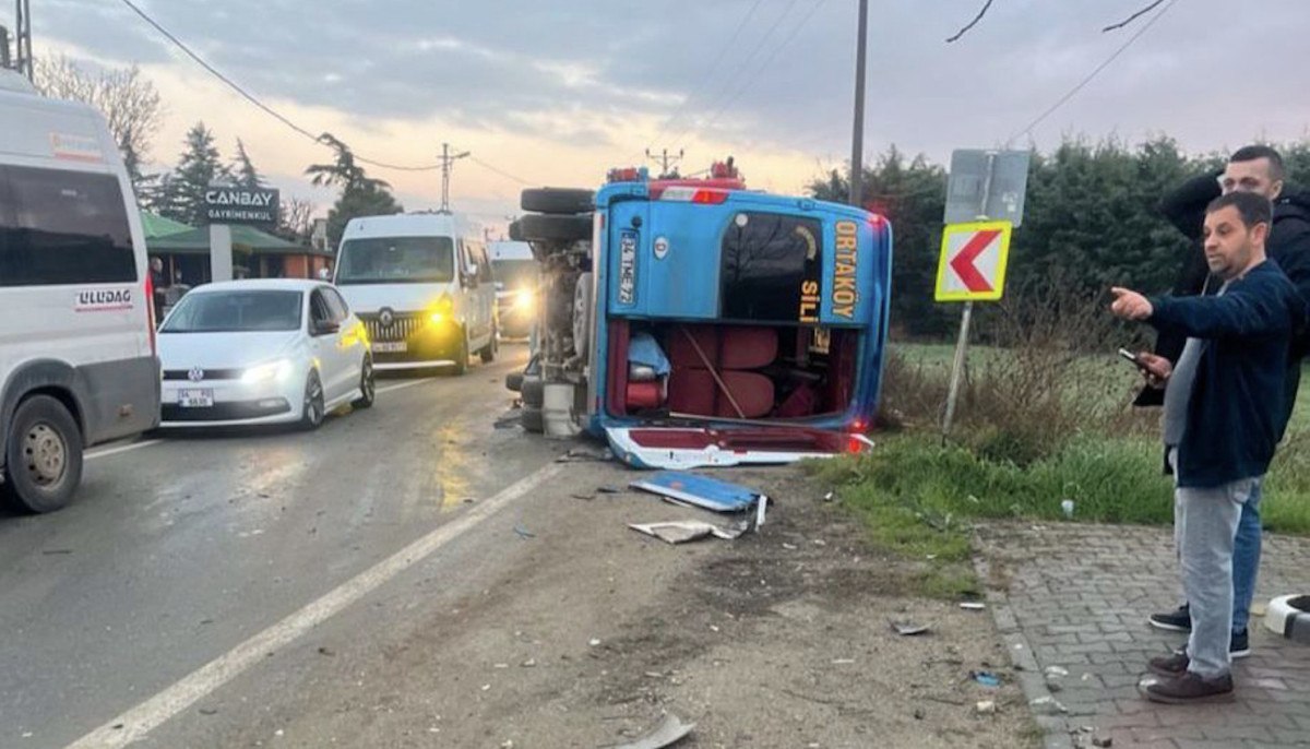 istanbulda otomobille yolcu minibusu carpisti 10 yarali 1 YhIJ9NMO