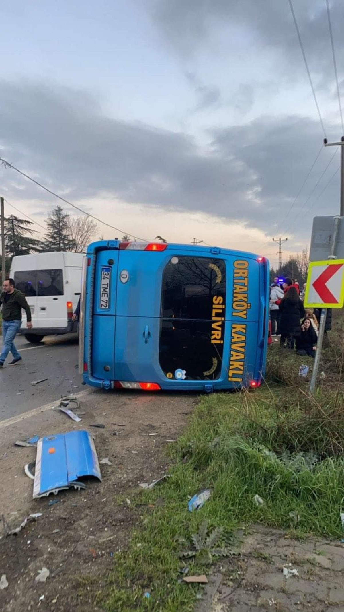 istanbulda otomobille yolcu minibusu carpisti 10 yarali 2 GBKF4rB2