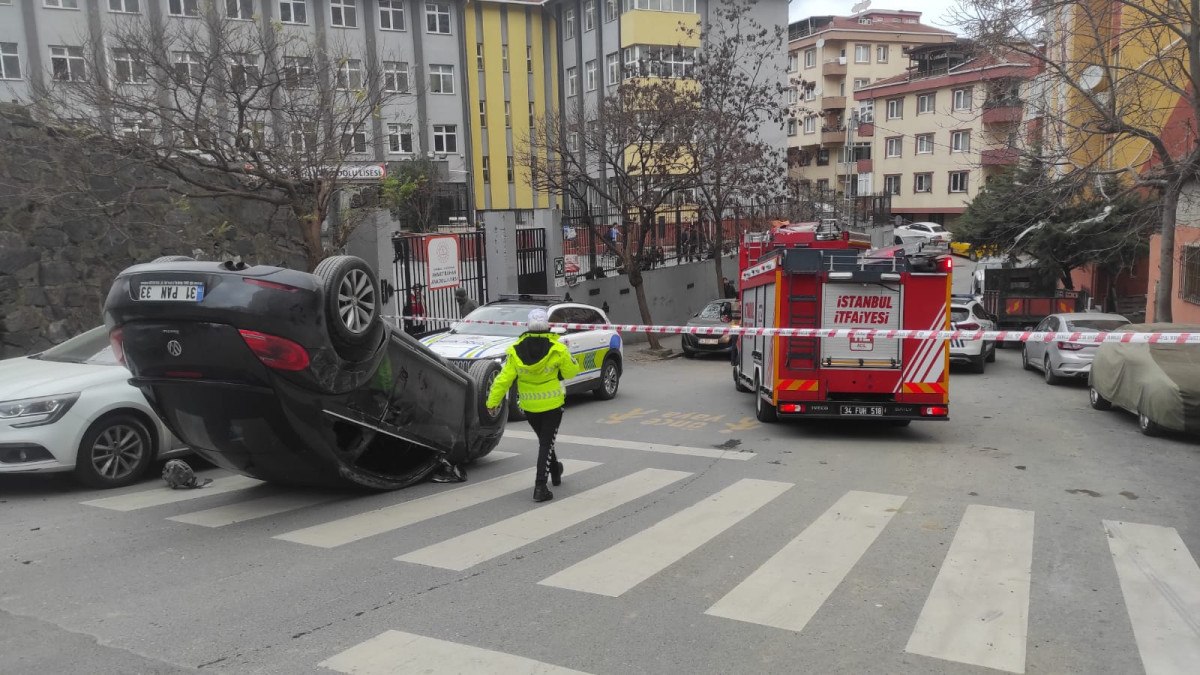 istanbulda park halindeki araclara carpti 4 HYV326Vi