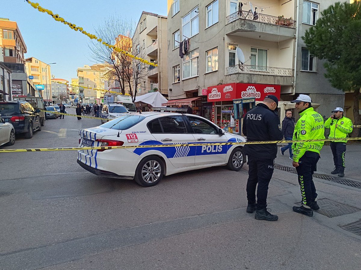 istanbulda silahi tutukluluk yapinca hem kendini hem de arkadasini vurdu 0 nt5EY2tf