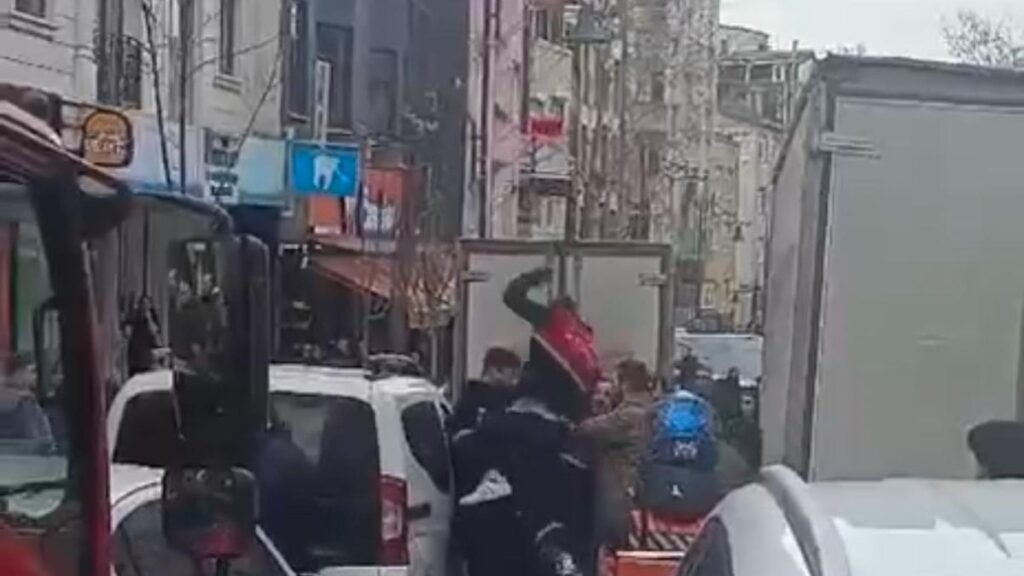 istanbulda trafikte yumruklu kavga MG1LEaAv