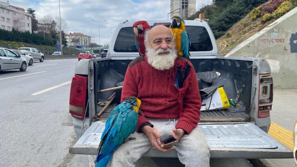 istanbulun papaganli amcasi beni goren her vatandas fotograf cektirmek istiyor qDXuIXfJ