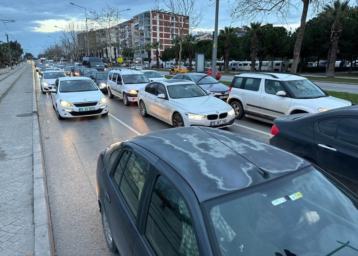 izmirde belediye otobus soforleri is birakma eylemi yapti duraklarda ve trafikte yogunluk olustu 0