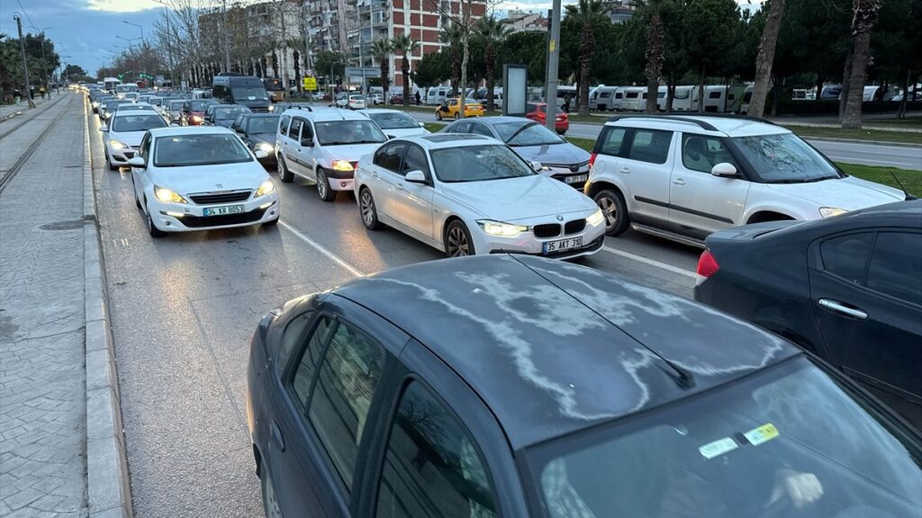 izmirde belediye otobus soforleri is birakma eylemi yapti duraklarda ve trafikte yogunluk olustu dkUcz8mh