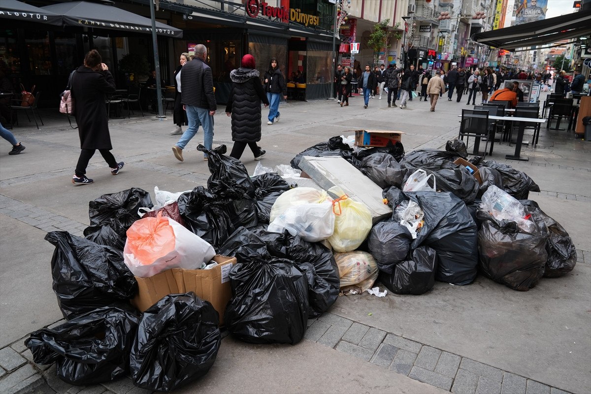 izmirde isciler is birakti kordonda cop daglari olustu 0 Vkt9VNK3