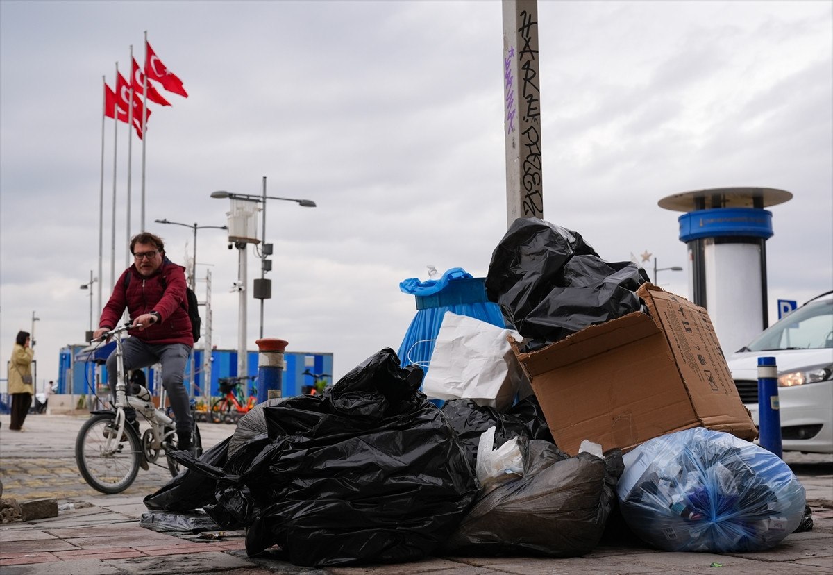 izmirde isciler is birakti kordonda cop daglari olustu 3 LdFrqb6T