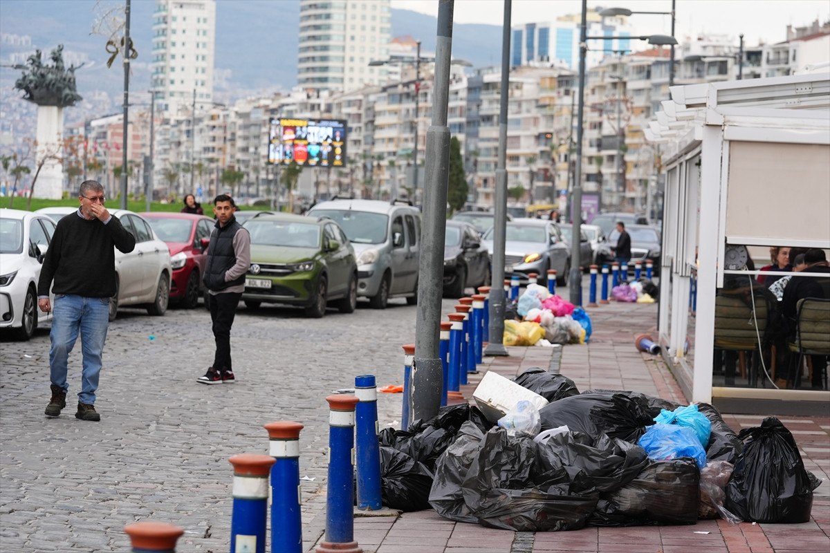 izmirde isciler is birakti kordonda cop daglari olustu 5 fA4SlM17