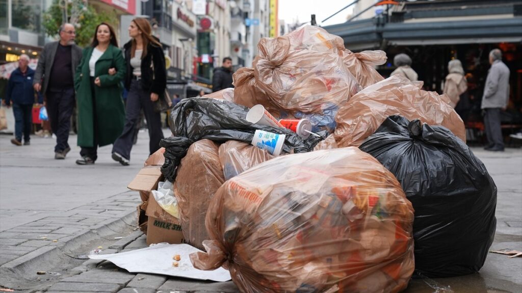 izmirde isciler is birakti kordonda cop daglari olustu IpgELSMH