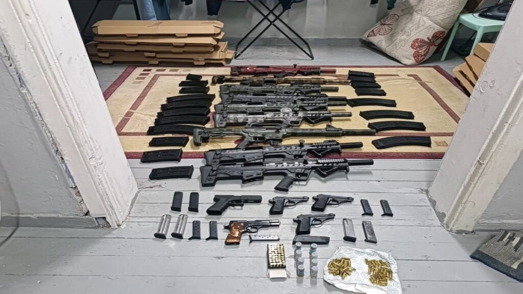 izmirde silah kacakciligi operasyonu 26 ayri adrese baskin yapildi 8R6KWlrt