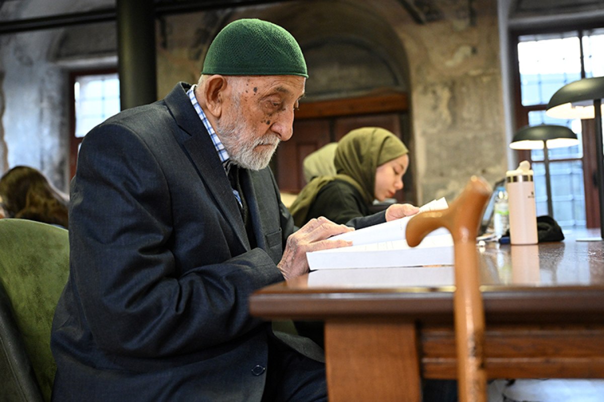 kayseride kutuphanenin mudavimi olan 94 yasinda halil dede kitap okuma askiyla genclere ornek oluyor ztd5pA9N