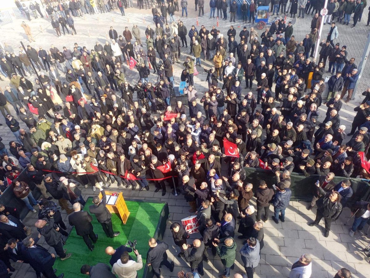 ozgur ozelin cihanbeylide miting yaptigi alan bos kaldi 1 XtqAJHyb