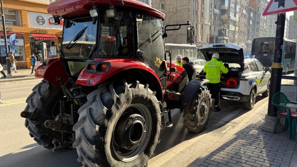 sivasta islek caddeye giren sigortasiz traktore ceza yagdi aXwEC5G8