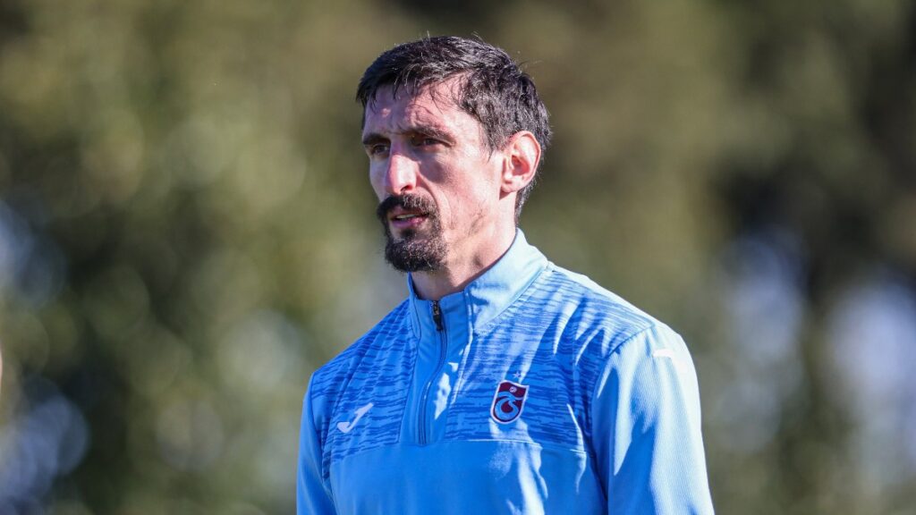 trabzonsporda stefan savic takimla calismalara basladi P8JD27O4